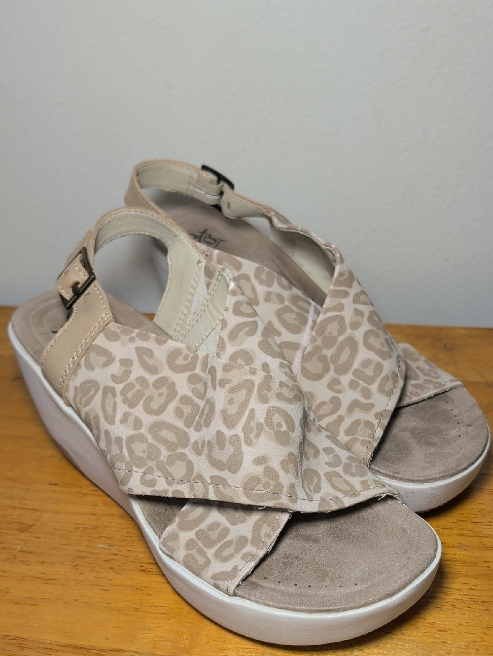 OTBT Yvonne Leopard Print Wedge Sandals Tan White Summer Beach Women's Size 9